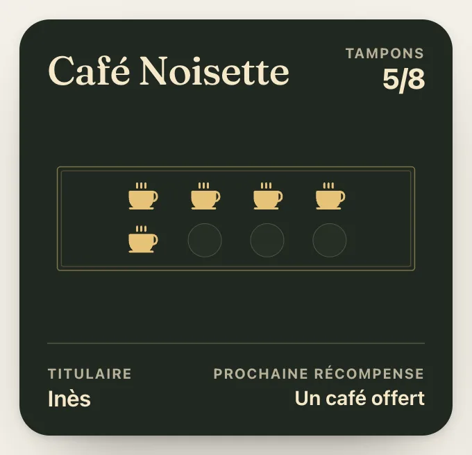 Carte de fidélité du Café Noisette : huit tasses dorées sur fond vert nuit, cinq tamponnées, un café offert