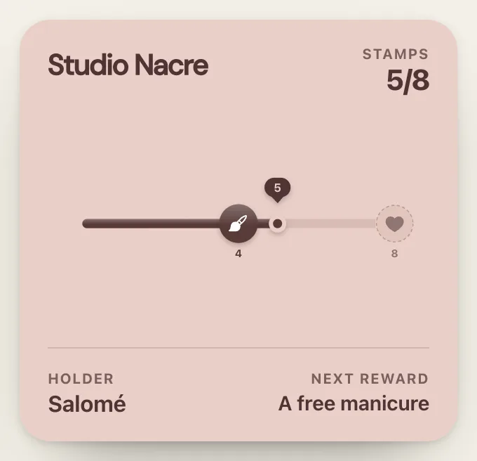 Studio Nacre loyalty card: a line of medals, a polish change at 4 visits, a manicure at 8